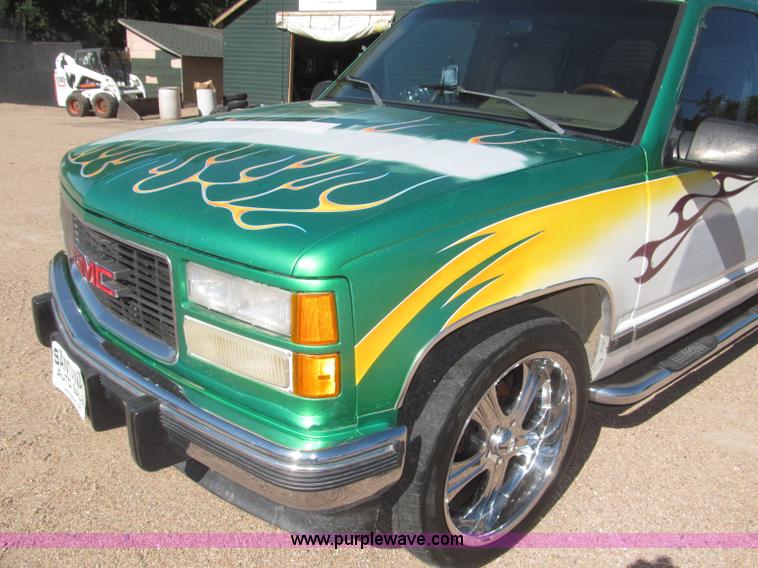 image for item F7002 1993 Chevrolet Suburban SUV