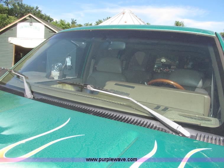 image for item F7002 1993 Chevrolet Suburban SUV