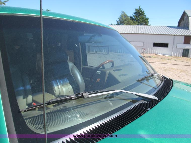 image for item F7002 1993 Chevrolet Suburban SUV