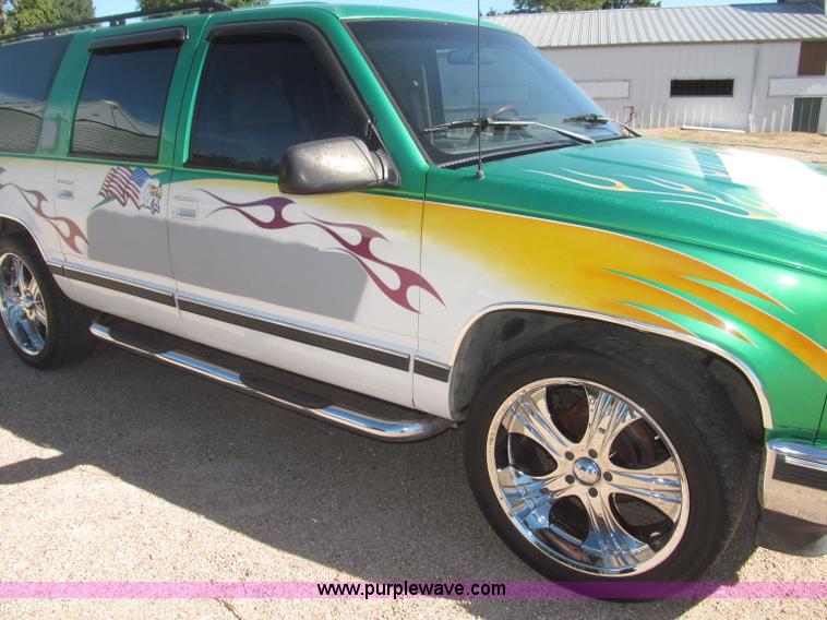 image for item F7002 1993 Chevrolet Suburban SUV