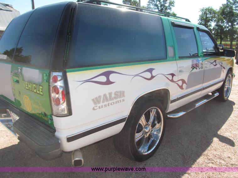 image for item F7002 1993 Chevrolet Suburban SUV