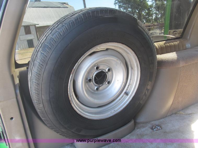 image for item F7002 1993 Chevrolet Suburban SUV