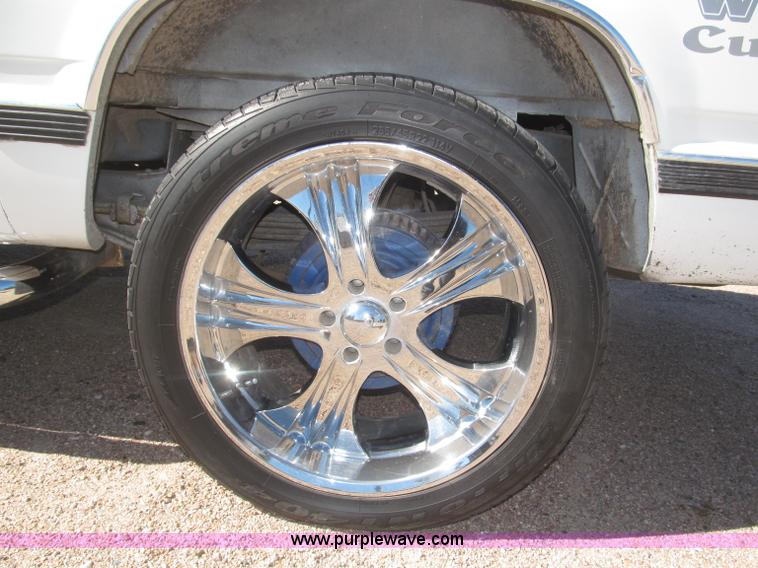 image for item F7002 1993 Chevrolet Suburban SUV