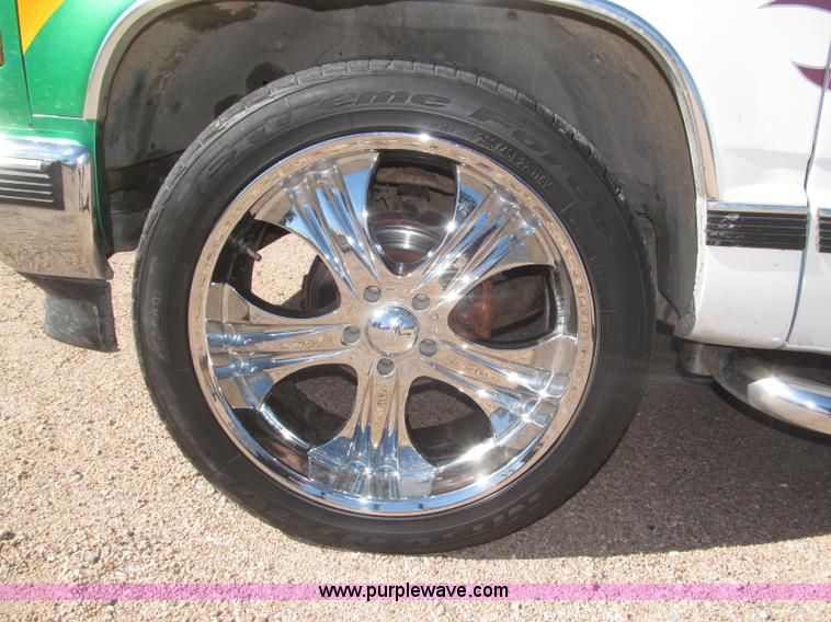 image for item F7002 1993 Chevrolet Suburban SUV