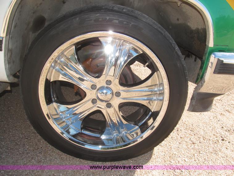 image for item F7002 1993 Chevrolet Suburban SUV