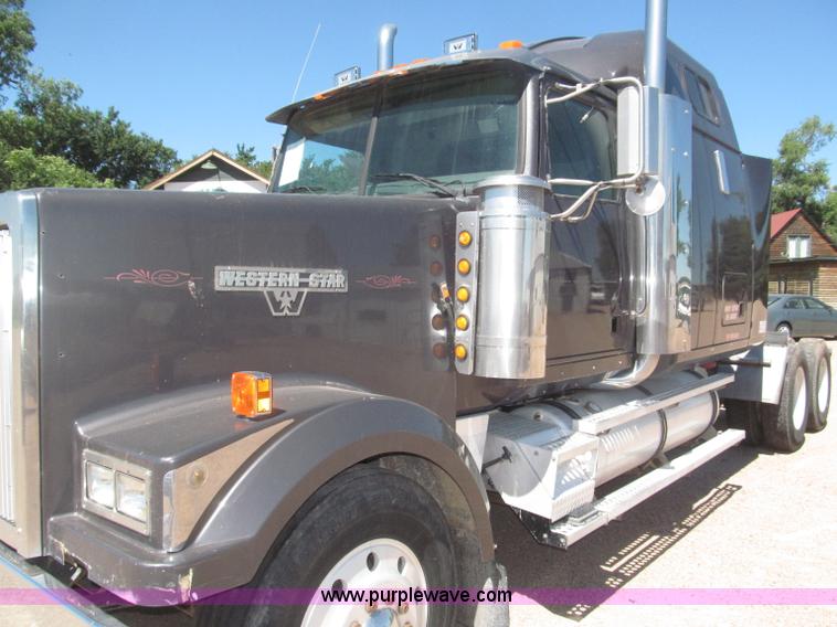 image for item F7003 1997 Western Star 4964EX semi truck