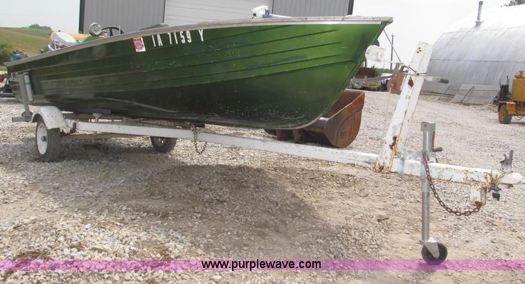 image for item F7016 1977 AMF Crestliner 16'L boat