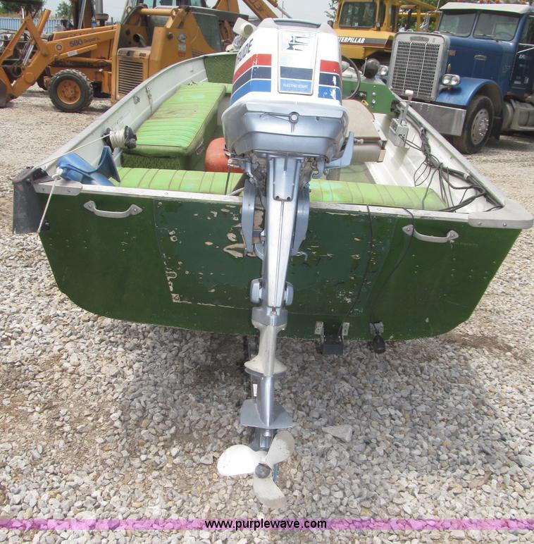 image for item F7016 1977 AMF Crestliner 16'L boat