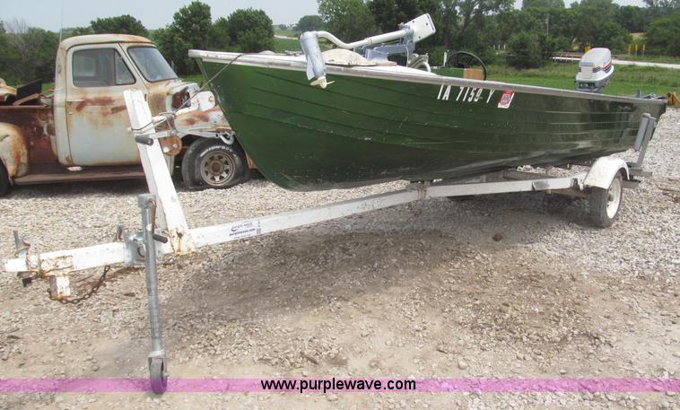 image for item F7016 1977 AMF Crestliner 16'L boat