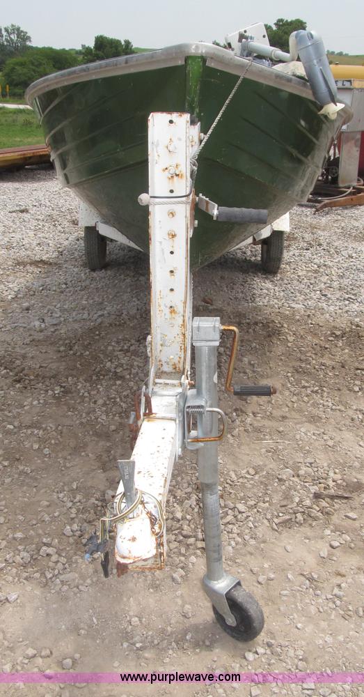 image for item F7016 1977 AMF Crestliner 16'L boat