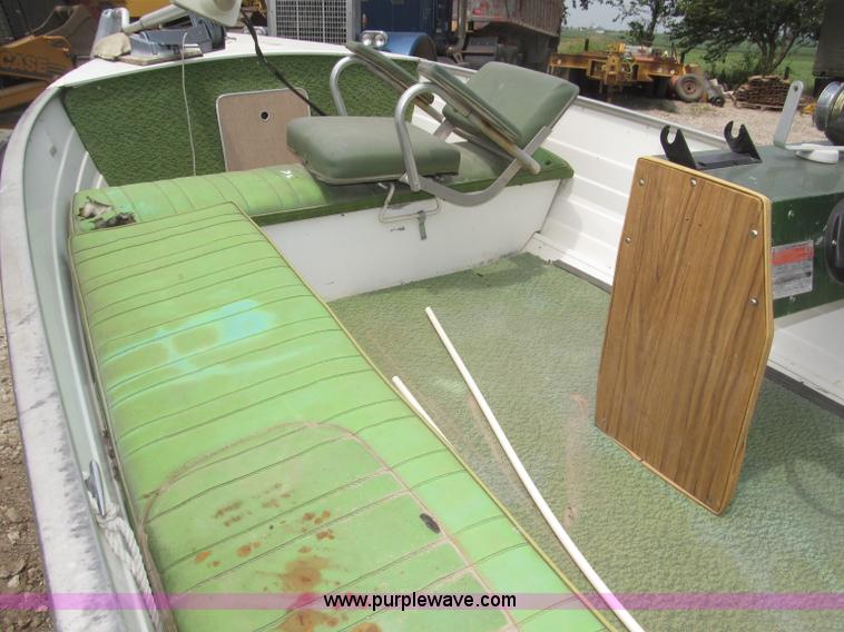 image for item F7016 1977 AMF Crestliner 16'L boat