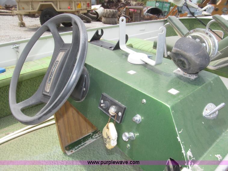 image for item F7016 1977 AMF Crestliner 16'L boat