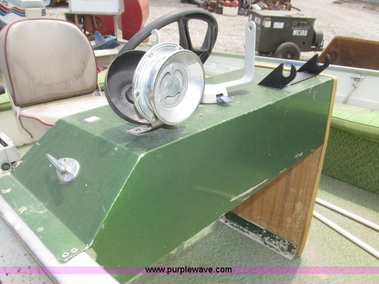 image for item F7016 1977 AMF Crestliner 16'L boat