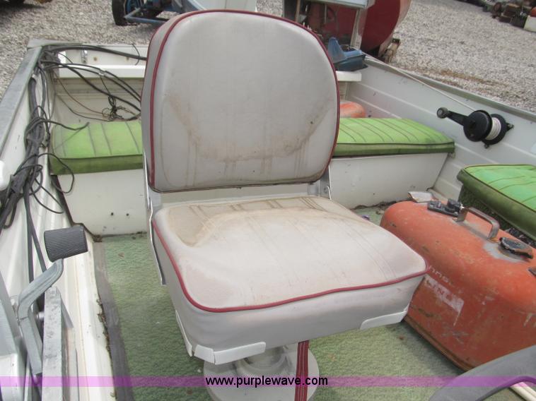 image for item F7016 1977 AMF Crestliner 16'L boat