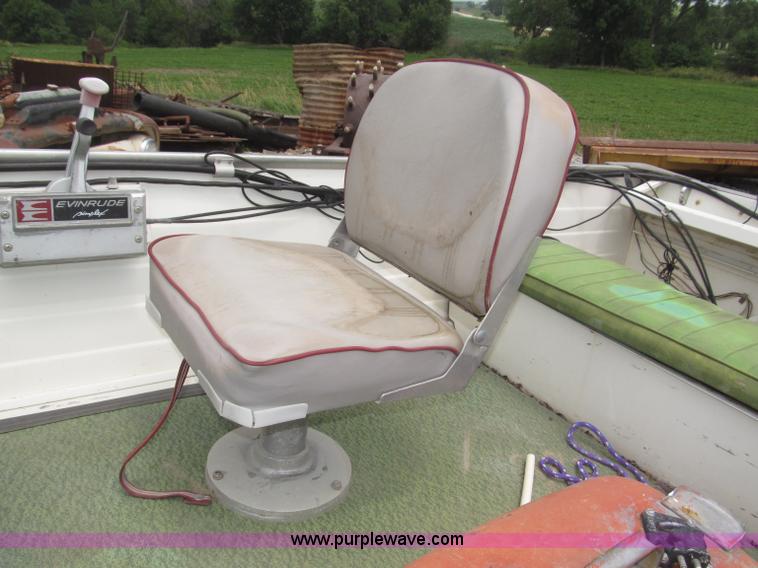 image for item F7016 1977 AMF Crestliner 16'L boat