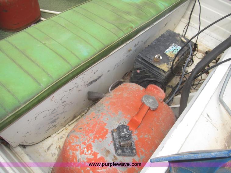 image for item F7016 1977 AMF Crestliner 16'L boat