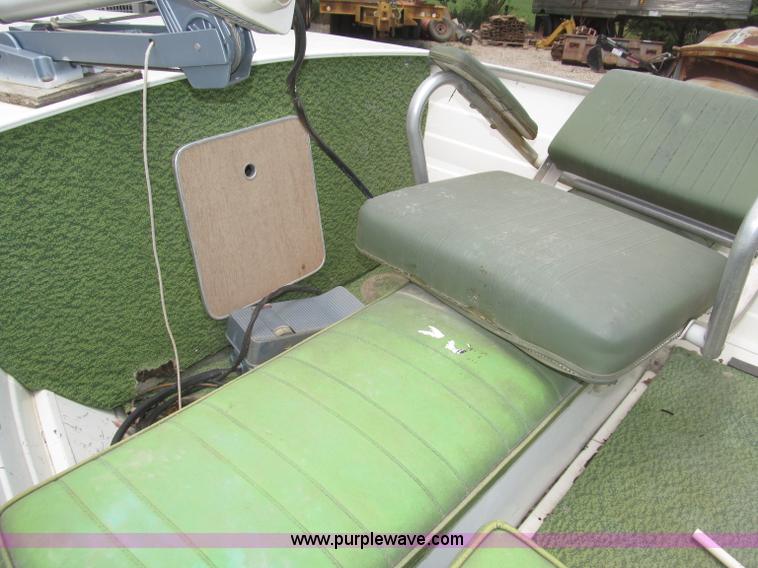 image for item F7016 1977 AMF Crestliner 16'L boat