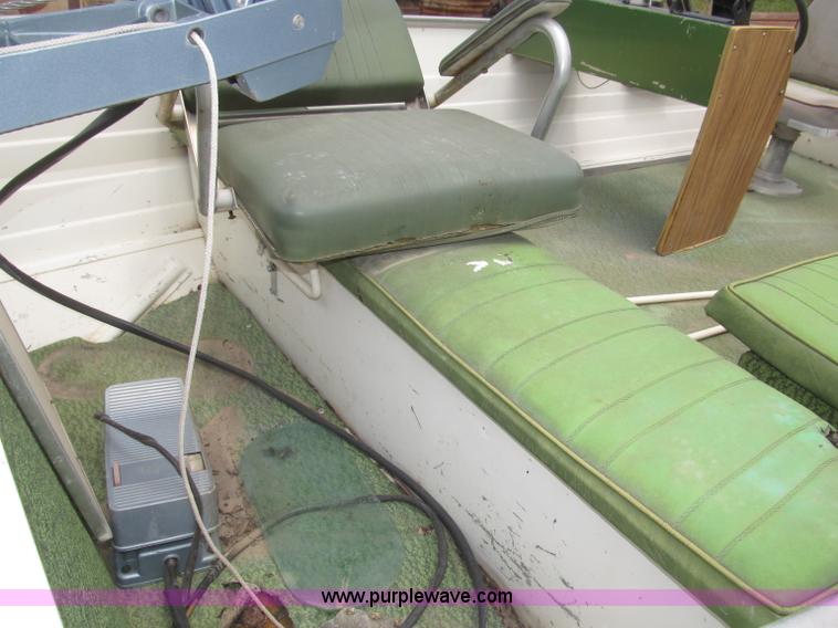 image for item F7016 1977 AMF Crestliner 16'L boat