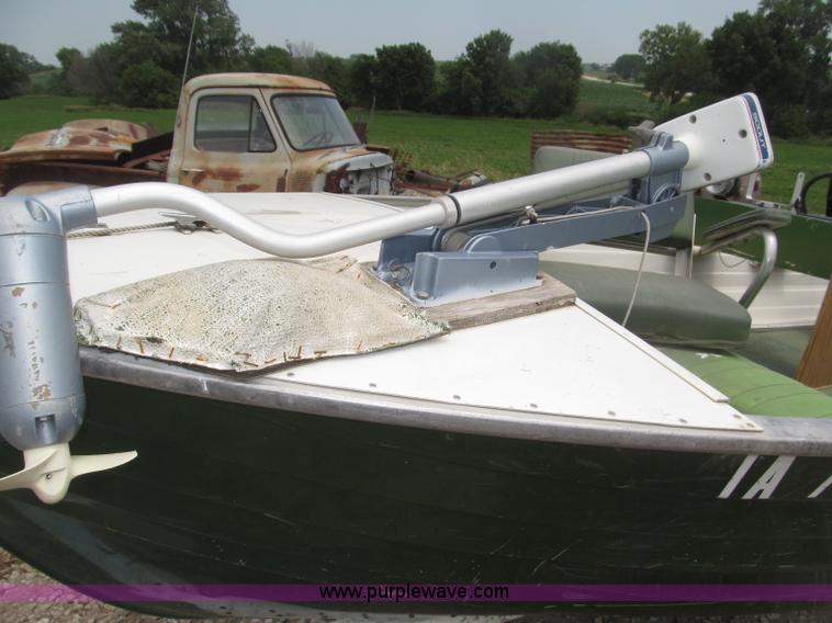 image for item F7016 1977 AMF Crestliner 16'L boat