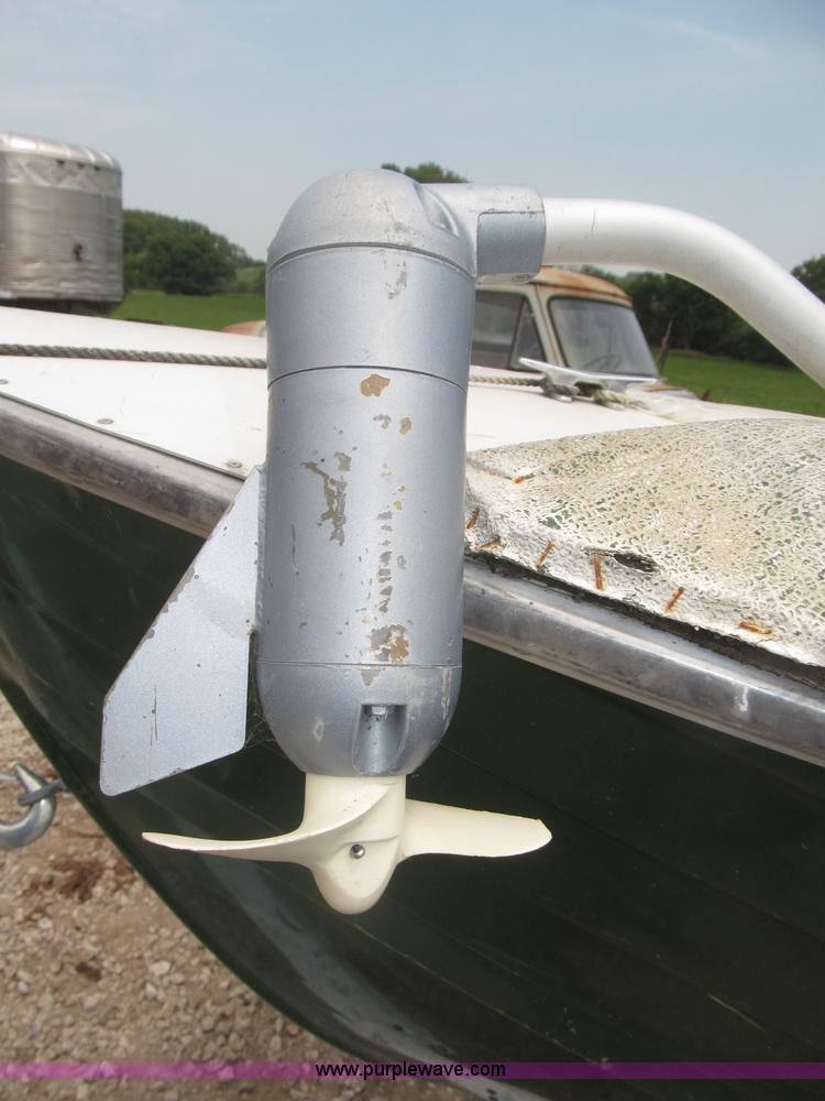 image for item F7016 1977 AMF Crestliner 16'L boat