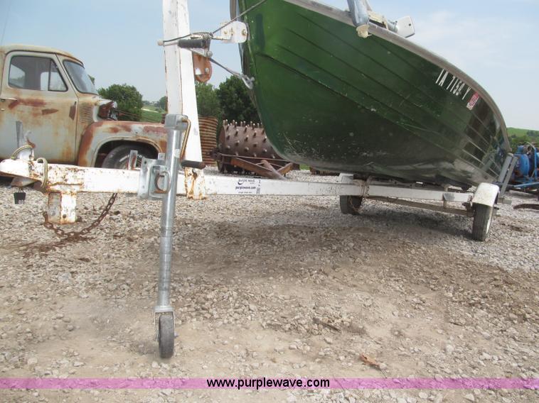 image for item F7016 1977 AMF Crestliner 16'L boat