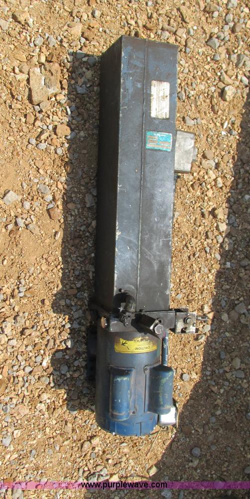 image for item G9477 Two post vehicle lift