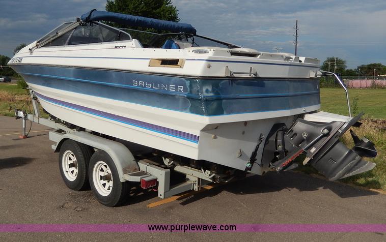 image for item H3018 1987 Bayliner 23'L boat
