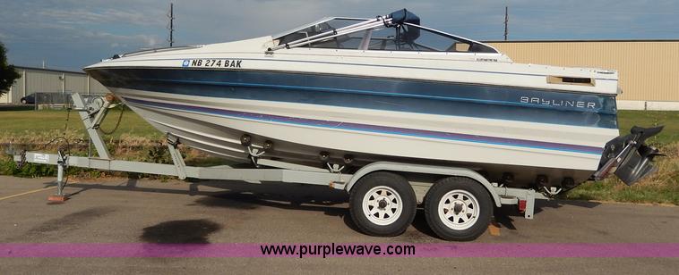 image for item H3018 1987 Bayliner 23'L boat