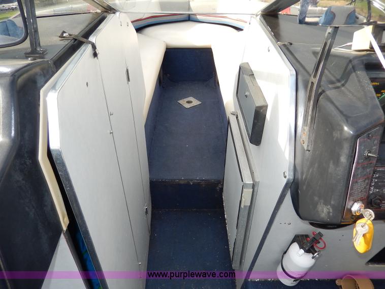 image for item H3018 1987 Bayliner 23'L boat