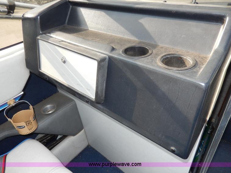 image for item H3018 1987 Bayliner 23'L boat