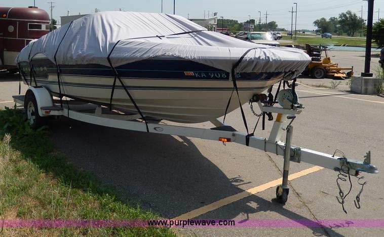 image for item H3020 1993 Bayliner 18' boat