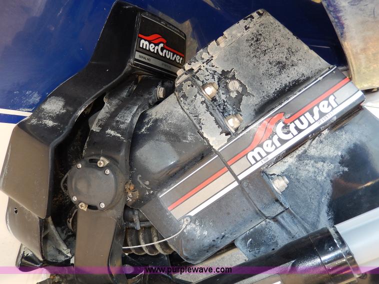 image for item H3020 1993 Bayliner 18' boat