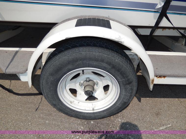 image for item H3020 1993 Bayliner 18' boat