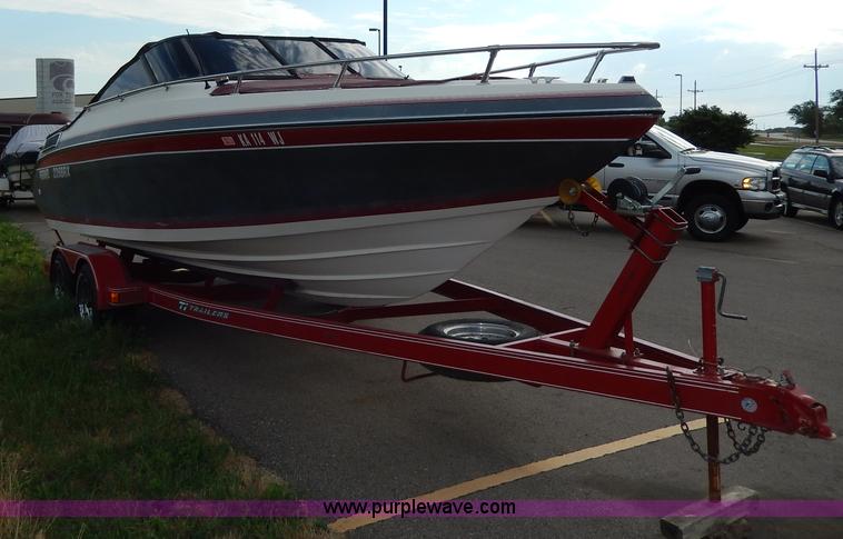 image for item H3061 1990 Reinell 22' boat