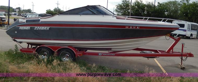 image for item H3061 1990 Reinell 22' boat