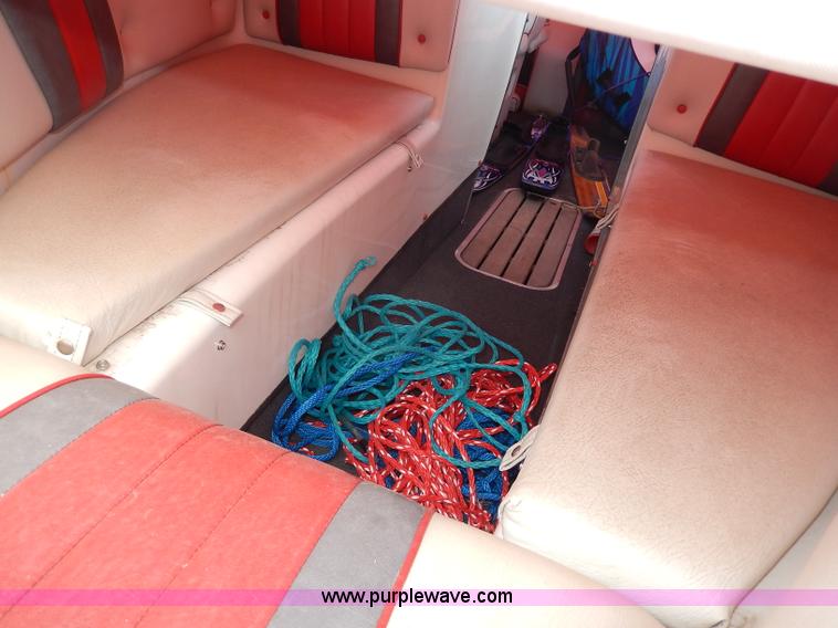 image for item H3061 1990 Reinell 22' boat