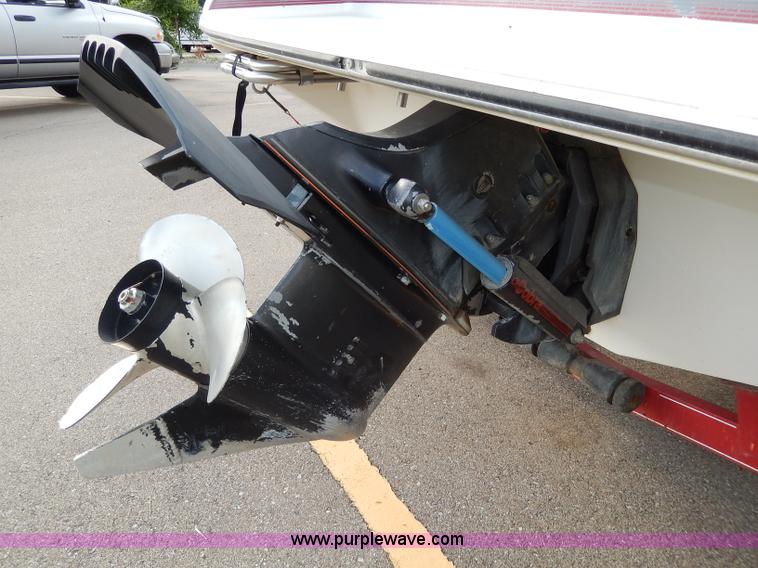 image for item H3061 1990 Reinell 22' boat