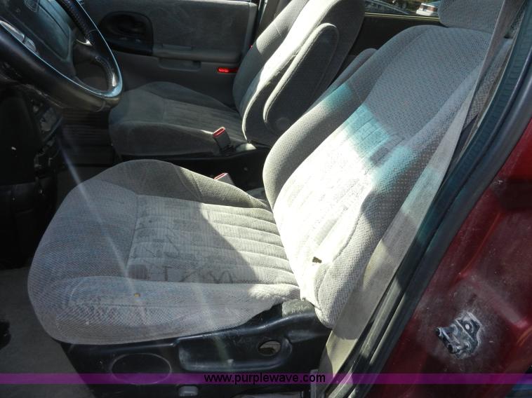 image for item H3075 2001 Pontiac Montana van