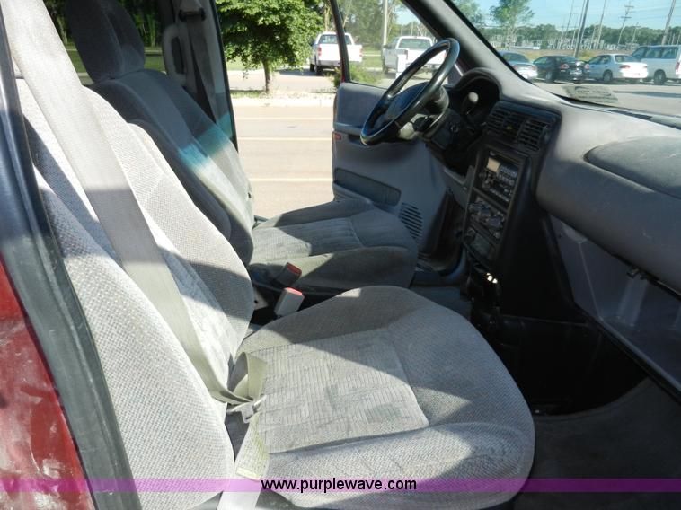image for item H3075 2001 Pontiac Montana van