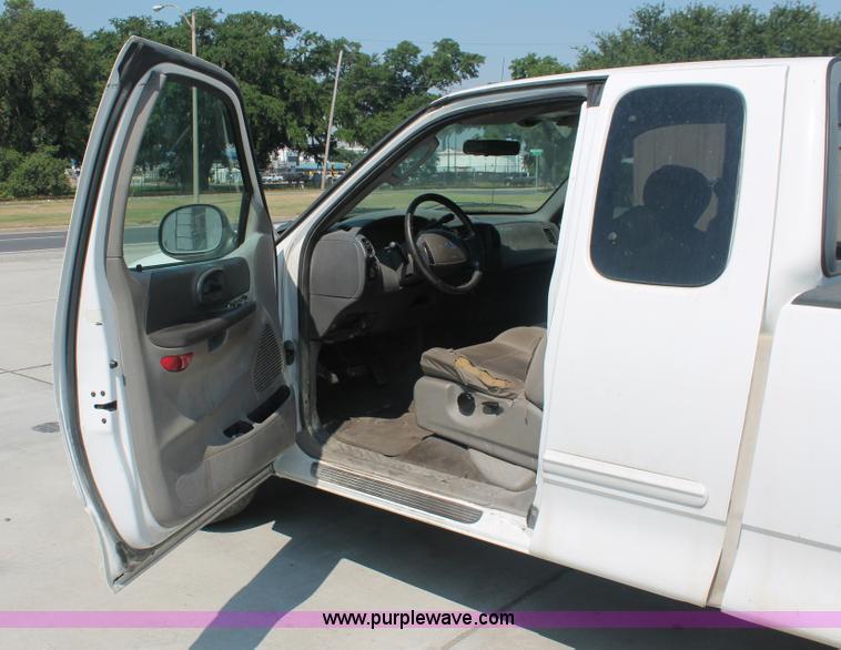 image for item H3513 2003 Ford F150 XLT SuperCab pickup truck
