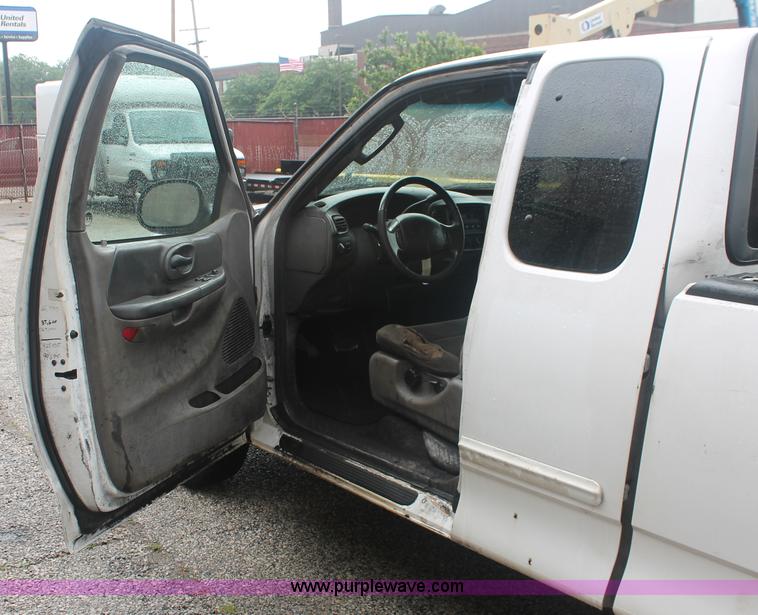 image for item H3515 2002 Ford F150 XLT SuperCab pickup truck