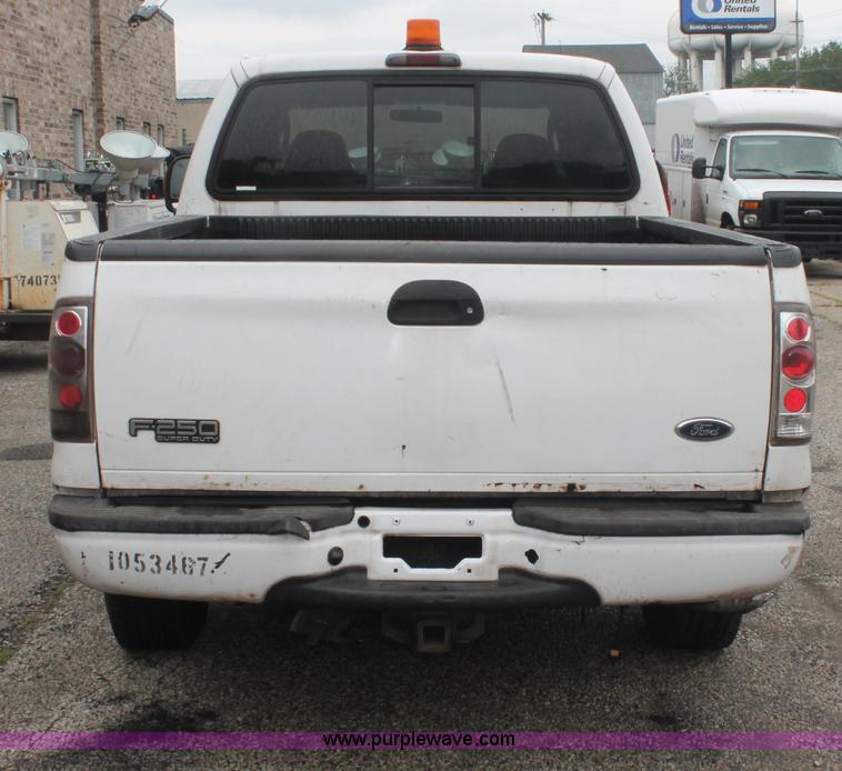 image for item H3516 2003 Ford F250 Super Duty Crew Cab pickup truck