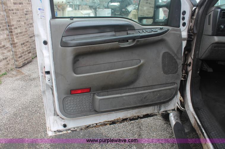 image for item H3516 2003 Ford F250 Super Duty Crew Cab pickup truck