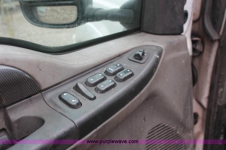 image for item H3516 2003 Ford F250 Super Duty Crew Cab pickup truck