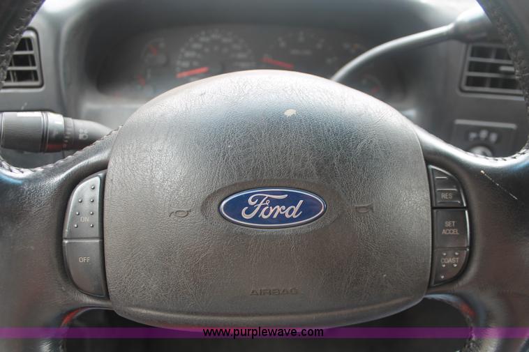 image for item H3516 2003 Ford F250 Super Duty Crew Cab pickup truck