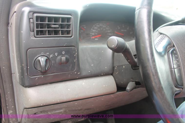 image for item H3516 2003 Ford F250 Super Duty Crew Cab pickup truck