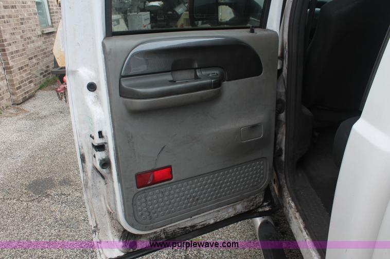 image for item H3516 2003 Ford F250 Super Duty Crew Cab pickup truck