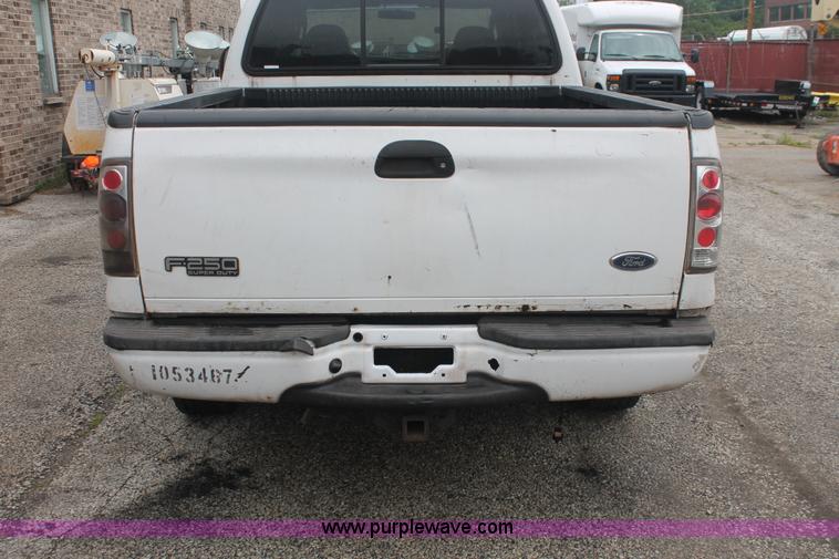 image for item H3516 2003 Ford F250 Super Duty Crew Cab pickup truck