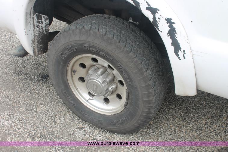 image for item H3516 2003 Ford F250 Super Duty Crew Cab pickup truck