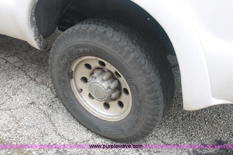 image for item H3516 2003 Ford F250 Super Duty Crew Cab pickup truck